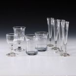 Reserve: 80 EUR        8 geblasene Gläser. 19. Jh. Farbloses Glas. 4 Sektflöten (H ca. 18 cm), 2