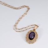 Reserve: 280 EUR        Anhänger mit Amethyst an Kette. 585 GG. 14,1 g. 70er Jahre. Oval