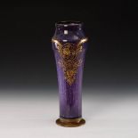 Reserve: 500 EUR        Große Jugendstil-Vase mit Metallmontierung. Farbloses Glas mit violettem,