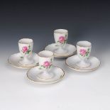 Reserve: 120 EUR        4 Eierbecher "Rote Rose", Meissen. Blauschwerter, 2. H. 20. Jh., 2