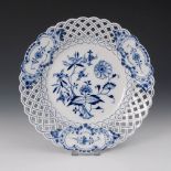 Reserve: 40 EUR        Zwiebelmuster-Durchbruchteller, Meissen. Knaufschwerter, ab 1850-1918, 1.