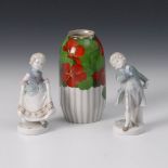 Reserve: 40 EUR        1 Vase und 2 Kinderfiguren. Vase gemarkt Heubach, ab ca. 1909, undeutlich