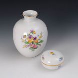 Reserve: 90 EUR        Vase und Dose mit Blumenmalerei, Meissen. Blauschwerter, 2. H. 20. Jh., 1.