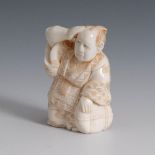 Reserve: 90 EUR        Netsuke - Mann mit Gepäck. Elfenbein, signiert. Kleine, stabile Figur, sich