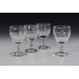 Reserve: 200 EUR        4 Gläser mit Herzogskrone. 2. H. 19. Jh. Farbloses Glas. Am Ansatz