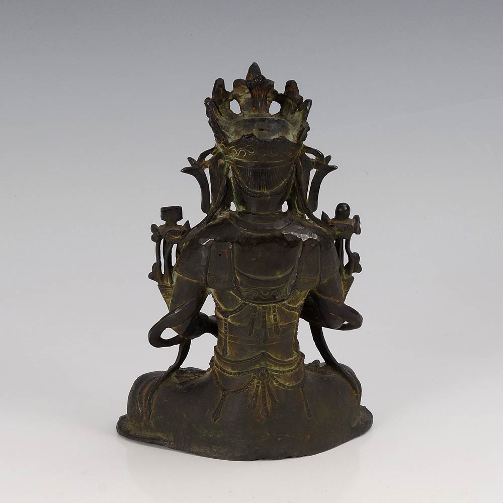 Reserve: 390 EUR        Buddha. Indien wohl 18. Jh., Bronze. Im Verschränkungssitz ruhende Figur mit - Image 3 of 4