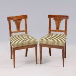 Reserve: 90 EUR        Paar Biedermeier-Stühle. Buche, massiv und dunkel gebeizt. Gerade
