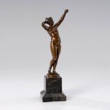 Reserve: 80 EUR        Rasmussen, Otto: Venus mit dem Apfel. Bronze patiniert, gestufter schwarzer