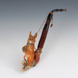 Porzellan-Pfeife in Form eines Eichhörnchens. 19. Jh. Realistisch ausgeformtes und bemaltes