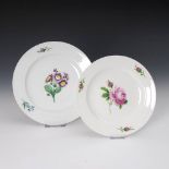 Reserve: 90 EUR        2 Teller mit Blumenmalerei, Meissen. Blauschwerter und Knaufschwerter, 19.