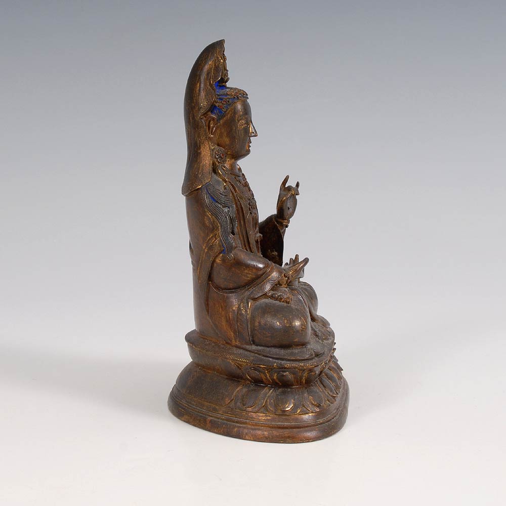 Reserve: 40 EUR        Buddha - Guanyin. Bronze. Auf doppeltem Lotosthron im Verschränkungssitz - Image 2 of 3