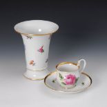 Reserve: 80 EUR        Vase und Tasse mit Blumenmalerei, Meissen. Pfeiffer-Schwerter, 1924-1934,