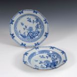 Reserve: 90 EUR        2 achteckige Teller mit Blaumalerei. Qianlong, 2. H. 18. Jh. Im Spiegel