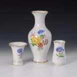 Reserve: 120 EUR        3 Vasen mit Blumenmalerei, Meissen. Blauschwerter, 2. H. 20. Jh., 1. Wahl.