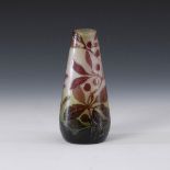 Reserve: 180 EUR        Vase mit Schlehendekor, Gallé. Ätzsignatur, um 1925/30. Farbloses Glas mit