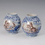 Reserve: 70 EUR        Paar handbemalte Vasen mit Jagdmotiven. Um 1920. Pinselmarke "N.". Kugelvasen
