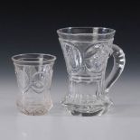 Reserve: 80 EUR        2 Biedermeier-Becher. Kraterbecher aus farblosem Glas. 1x mit Henkel,