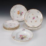 Reserve: 80 EUR        8 Teller mit Blumenmalerei, Meissen. Knaufschwerter, ab 1850-1918, 1. Wahl.