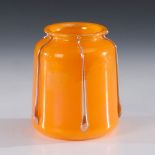 Reserve: 120 EUR        Orange Jugendstil-Vase. Farbloses Glas mit leuchtendem, opakorangefarbenem