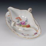 Reserve: 80 EUR        Sauciere mit Blumenmalerei, Meissen. Blauschwerter, 1934-1945, 1. Wahl.