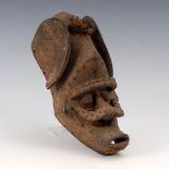 Reserve: 90 EUR        Maske mit Bart. Bete/Elfenbeinküste. Holz, Nägel und Tierfell. Stark