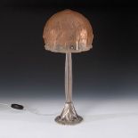 Reserve: 480 EUR        Französische Art-Déco-Tischlampe. Unsigniert. Kugeliger Schirm aus