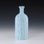 Fadenglas-Karaffe, Murano. Farbloses Glas mit eingeschmolzenen, alternierend hellblauen