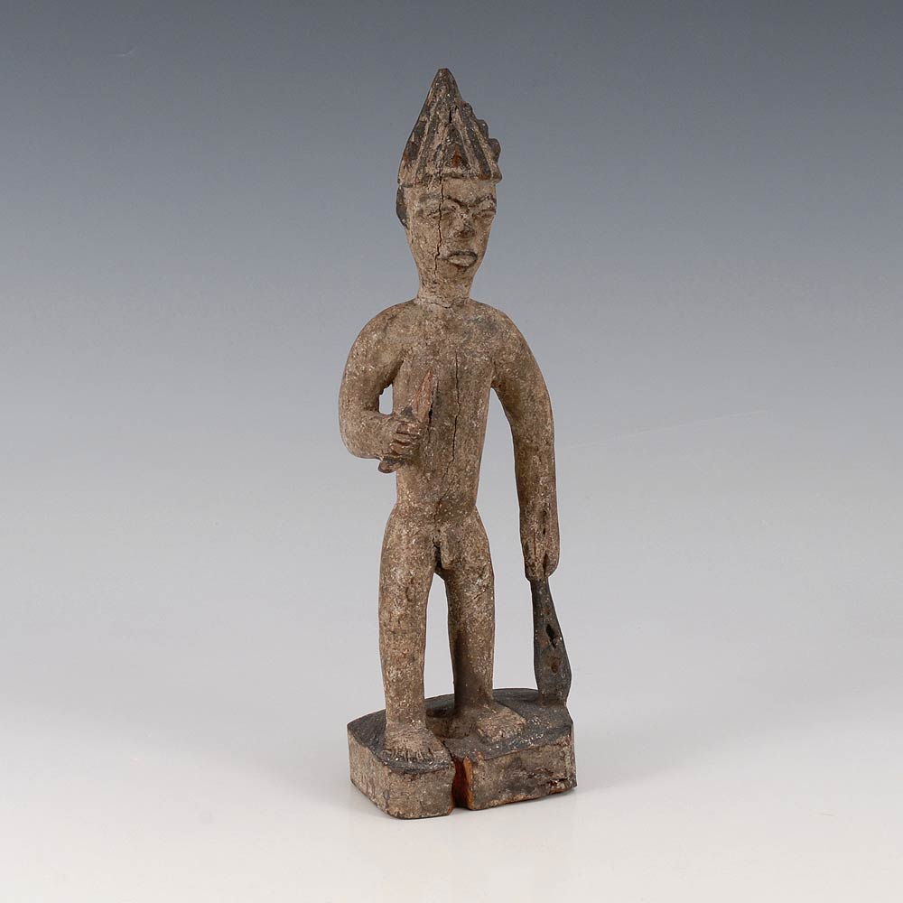 Kleine stehende Holzfigur auf Sockel. Ibo/Nigeria. Holz mit Resten weißer Farbfassung. Männliche