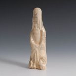 Reserve: 300 EUR        Okimon - Mythologische Figur mit hohem Kopfaufsatz. Bein. Eventuell