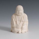 Reserve: 150 EUR        Sitzender Buddha der Glückseligkeit. Elfenbein, wohl um 1920/30. Im lockeren
