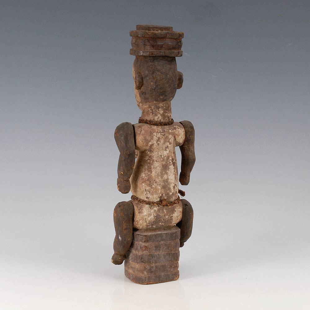 Reserve: 180 EUR        Bewegliche Figur. Igbo/Nigeria. Holz, teils farbig gefaßt, Bastschnüre. - Image 2 of 2