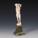 Reserve: 1900 EUR        Elfenbein-Figur: Badende (Venus?). Anfang 20. Jh. Grüner Marmor-Sockel