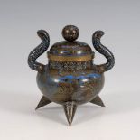 Cloisonné-Dose mit spitzen Füßen. Wohl 1920er Jahre. Bauchiger Korpus mit hutartigem Deckel und zwei