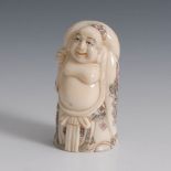 Reserve: 90 EUR        Netsuke - Hotei mit Sack. Elfenbein, signiert. Stehende, männliche Figur