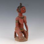 Reserve: 160 EUR        Rote kniende Frauenfigur. Baga/Guinea. Aus einem Stück geschnitzte,