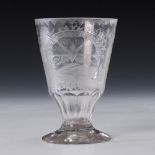 Barockes Freundschaftsglas. Farbloses, leicht rauchiges Glas. Konische, am Ansatz facettierte Kuppa,