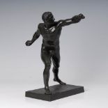 Reserve: 700 EUR        Großer Fechter Borghese. Bronze schwarz patiniert, auf Bronze-Plinthe "PG