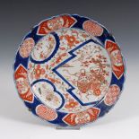 Reserve: 80 EUR        Imari-Teller mit geschweiftem Rand. China, Porzellan, wohl um 1900.