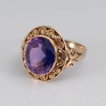 Reserve: 80 EUR        Damenring mit Amethyst? 585 GG. 5,5 g. Undeutliche Punze. Oval