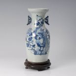 Reserve: 90 EUR        Vase mit Phönix in Unterglasur-Blaumalerei. China, Porzellan. Kräftige Form