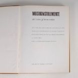 Bragard/De Hen: "Musikinstrumente aus zwei Jahrtausenden". Stuttgart 1968, 327 Seiten, Leineneinband