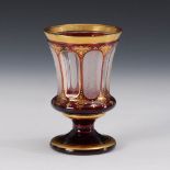Böhmisches Kelchglas. 19. Jh. Farbloses, teils rubiniertes Glas. Kraterförmige, am Ansatz