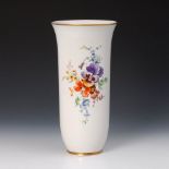 Reserve: 60 EUR        Große Vase, KPM Berlin. Blauzeptermarke, 2. H. 20. Jh. Schlank-glockenförmige