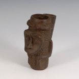 Afrikanischer Pfeifenkopf mit Figur. Terrakotta dunkel eingefärbt. Sitzende Figur mit stilisiertem