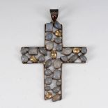 Reserve: 90 EUR        Großer Kreuz-Anhänger mit verschiedenen Steinen. 925 Silber. Durchbrochenes