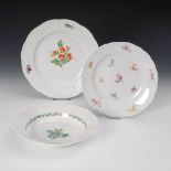 3 Teller, Meissen. Knaufschwerter, ab 1850-1918 und Pfeiffer-Schwerter, 1924-1934, 1. Wahl und 2