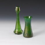 Reserve: 40 EUR        2 Jugendstil-Vasen. Grünes, formgeblasenes Glas, irisiert. 1x konkave Vase