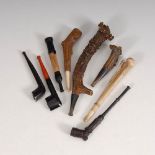 6 Zigarrenhalter und -spitzen sowie 2 kleine Pfeifen. Verschiedene Materialien: Horn, Bein,