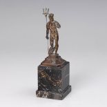 Neptun nach Giambologna. Metallguss bronzefarben patiniert, schwarzer Marmor- Sockel. Figur des