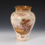 Reserve: 90 EUR        Gründerzeit-Vase mit Bauernmotiv. Ende 19. Jh. Übermalte Marke "BH",